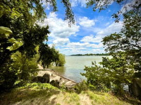 4 Guests: River & Garden Charm